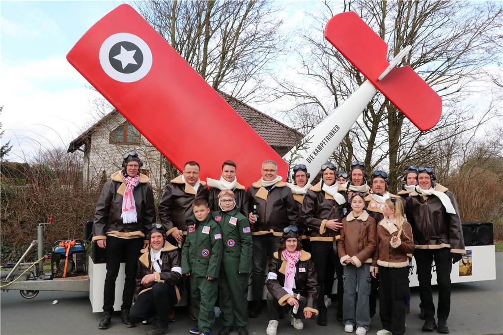 Ottenstein im Ausnahmezustand: An Rosenmontag machten Teilnehmer und Besucher des Karnevalsumzugs das Dorf zu einem echten Tollhaus.