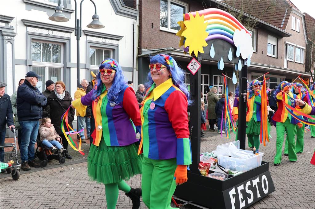 Ottenstein im Ausnahmezustand: An Rosenmontag machten Teilnehmer und Besucher des Karnevalsumzugs das Dorf zu einem echten Tollhaus.