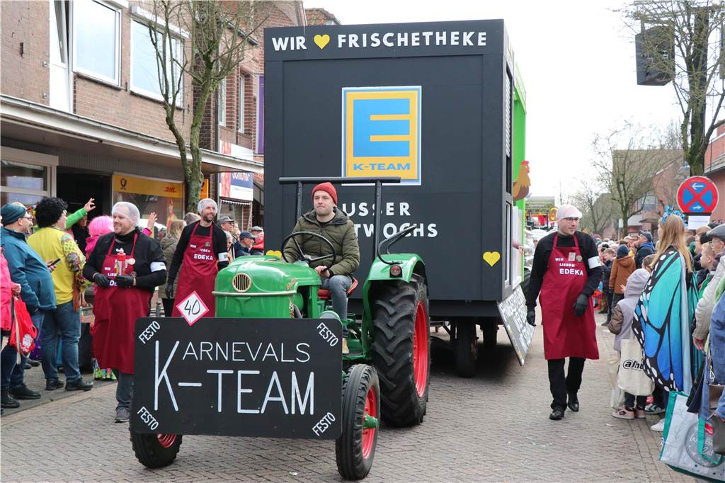 Ottenstein im Ausnahmezustand: An Rosenmontag machten Teilnehmer und Besucher des Karnevalsumzugs das Dorf zu einem echten Tollhaus.