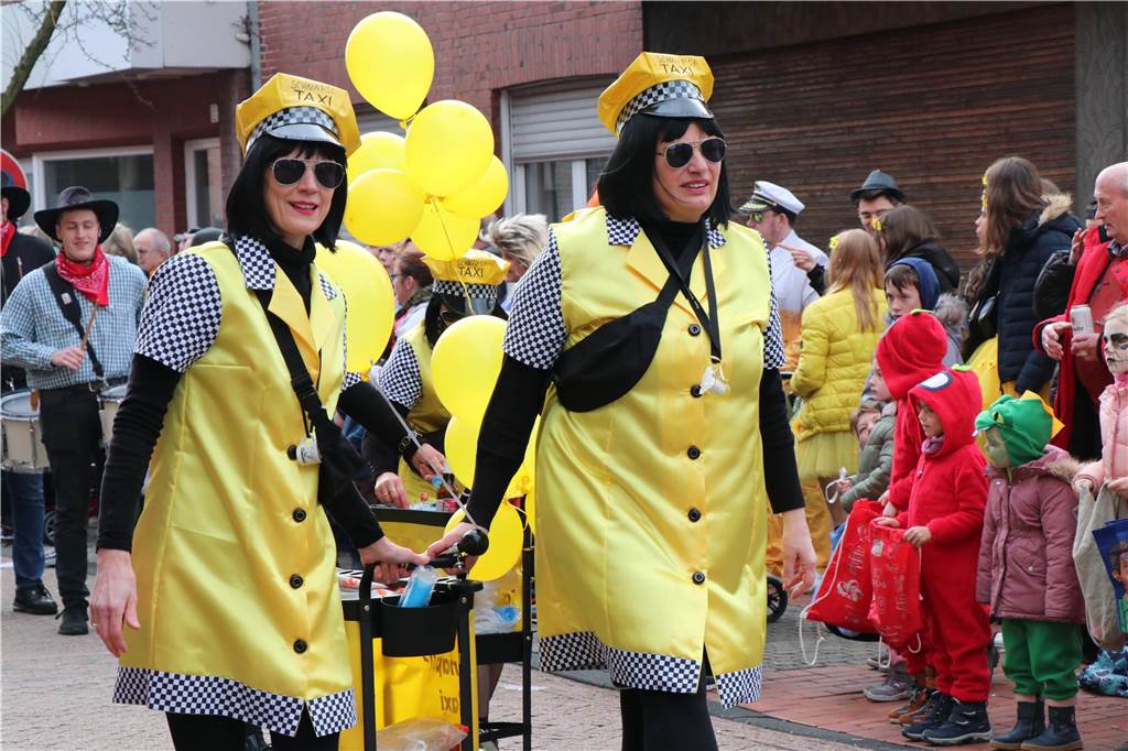 Ottenstein im Ausnahmezustand: An Rosenmontag machten Teilnehmer und Besucher des Karnevalsumzugs das Dorf zu einem echten Tollhaus.