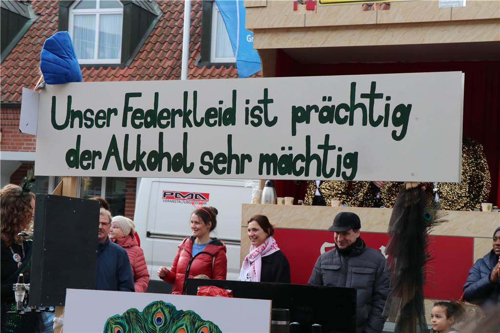 Ottenstein im Ausnahmezustand: An Rosenmontag machten Teilnehmer und Besucher des Karnevalsumzugs das Dorf zu einem echten Tollhaus.
