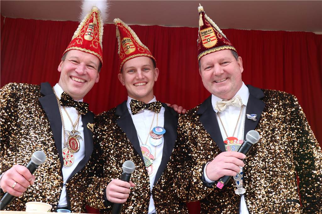 Ottenstein im Ausnahmezustand: An Rosenmontag machten Teilnehmer und Besucher des Karnevalsumzugs das Dorf zu einem echten Tollhaus.