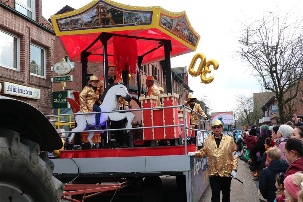 Ottenstein im Ausnahmezustand: An Rosenmontag machten Teilnehmer und Besucher des Karnevalsumzugs das Dorf zu einem echten Tollhaus.