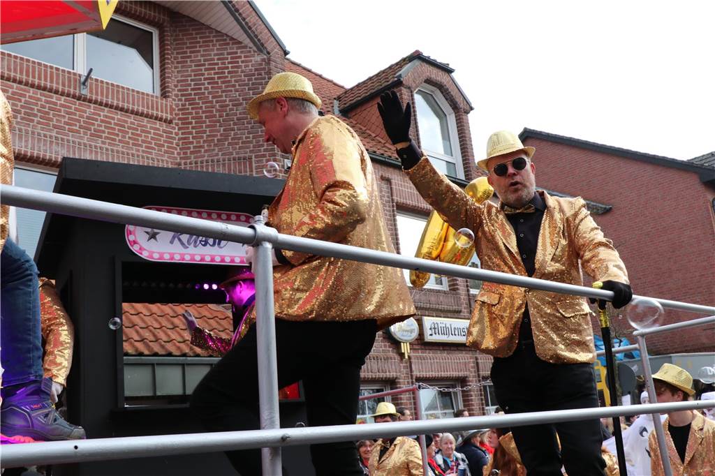 Ottenstein im Ausnahmezustand: An Rosenmontag machten Teilnehmer und Besucher des Karnevalsumzugs das Dorf zu einem echten Tollhaus.