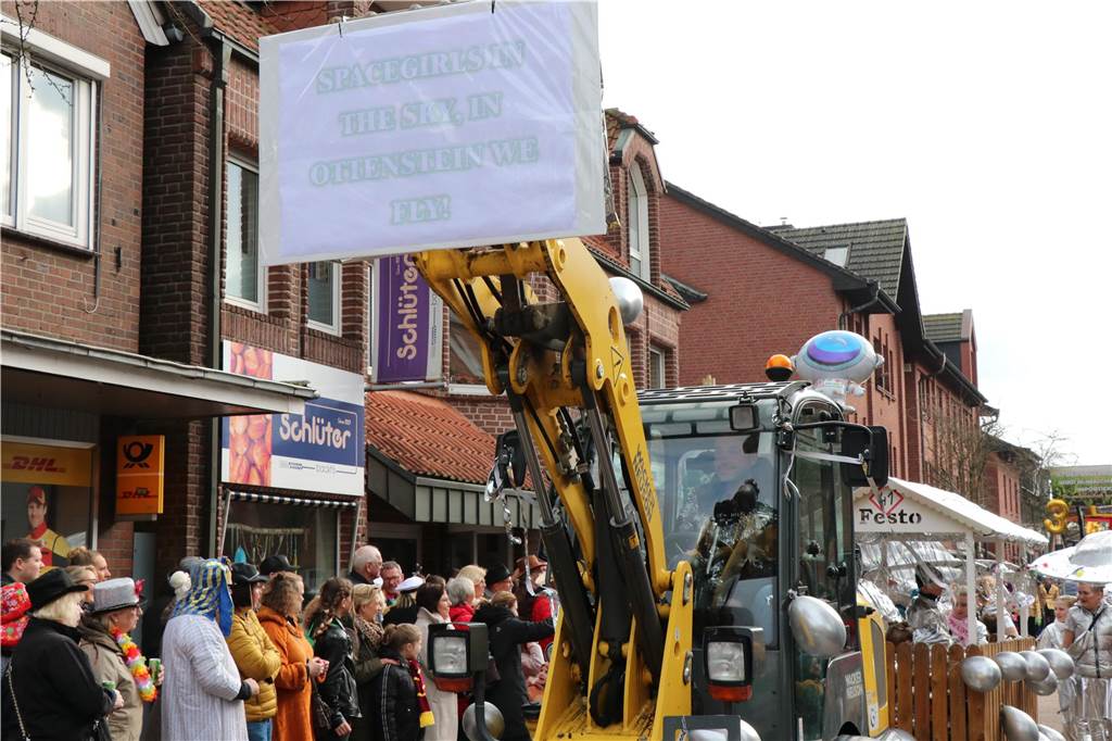 Ottenstein im Ausnahmezustand: An Rosenmontag machten Teilnehmer und Besucher des Karnevalsumzugs das Dorf zu einem echten Tollhaus.