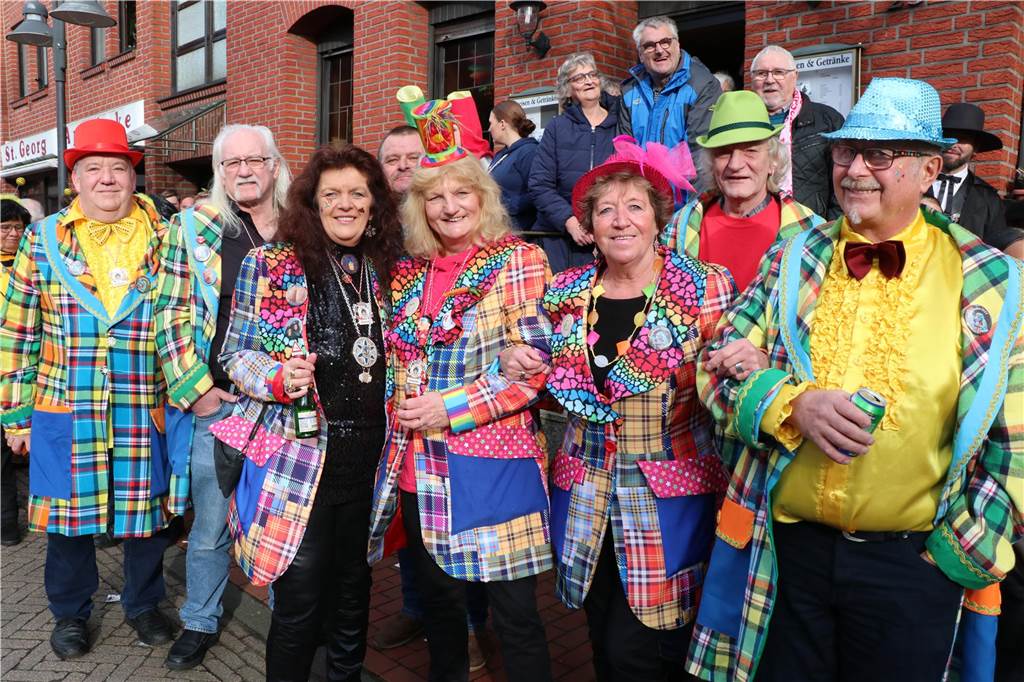 Ottenstein im Ausnahmezustand: An Rosenmontag machten Teilnehmer und Besucher des Karnevalsumzugs das Dorf zu einem echten Tollhaus.