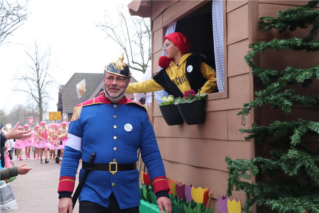Ottenstein im Ausnahmezustand: An Rosenmontag machten Teilnehmer und Besucher des Karnevalsumzugs das Dorf zu einem echten Tollhaus.