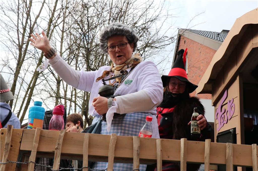 Ottenstein im Ausnahmezustand: An Rosenmontag machten Teilnehmer und Besucher des Karnevalsumzugs das Dorf zu einem echten Tollhaus.