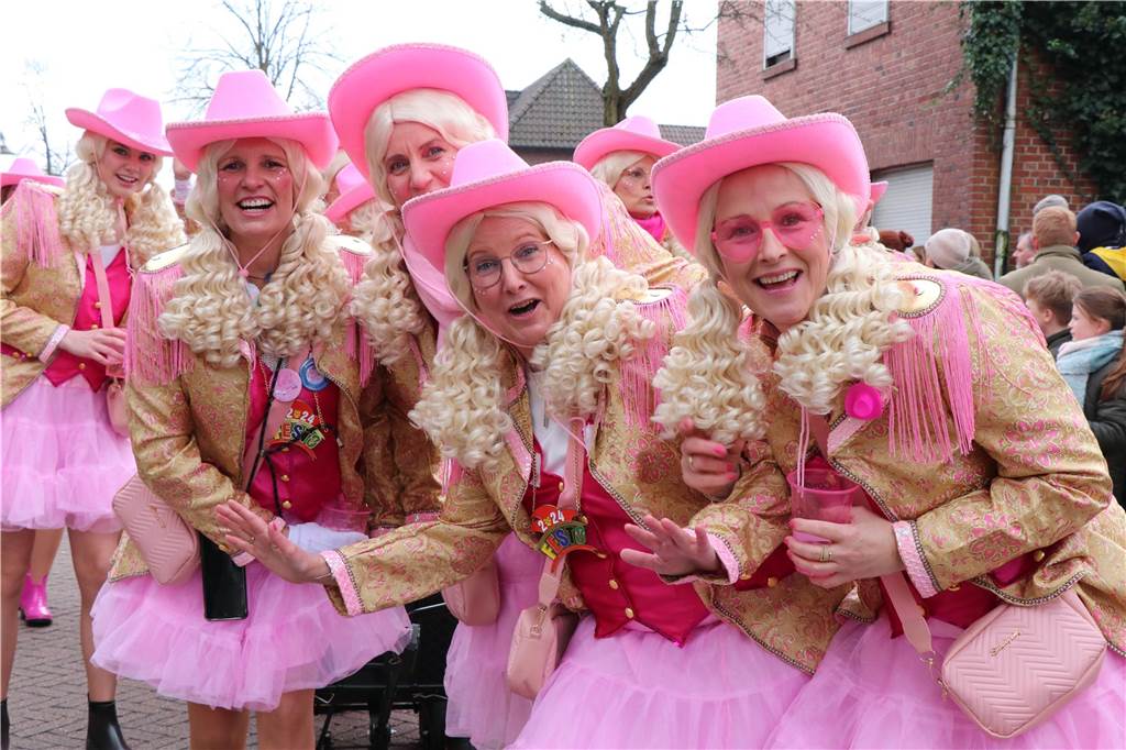 Ottenstein im Ausnahmezustand: An Rosenmontag machten Teilnehmer und Besucher des Karnevalsumzugs das Dorf zu einem echten Tollhaus.
