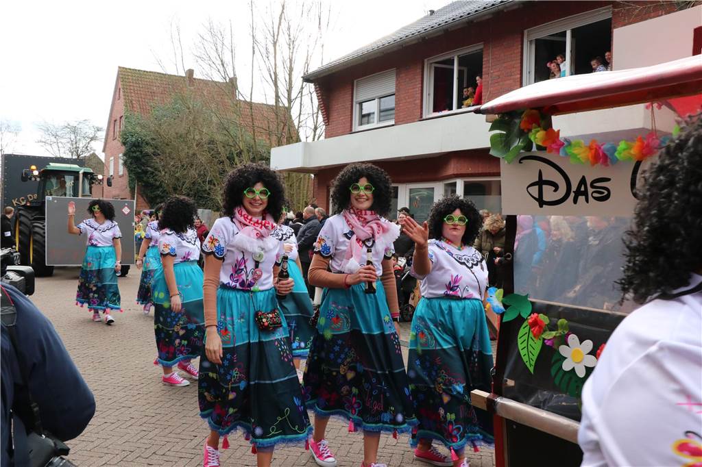 Ottenstein im Ausnahmezustand: An Rosenmontag machten Teilnehmer und Besucher des Karnevalsumzugs das Dorf zu einem echten Tollhaus.