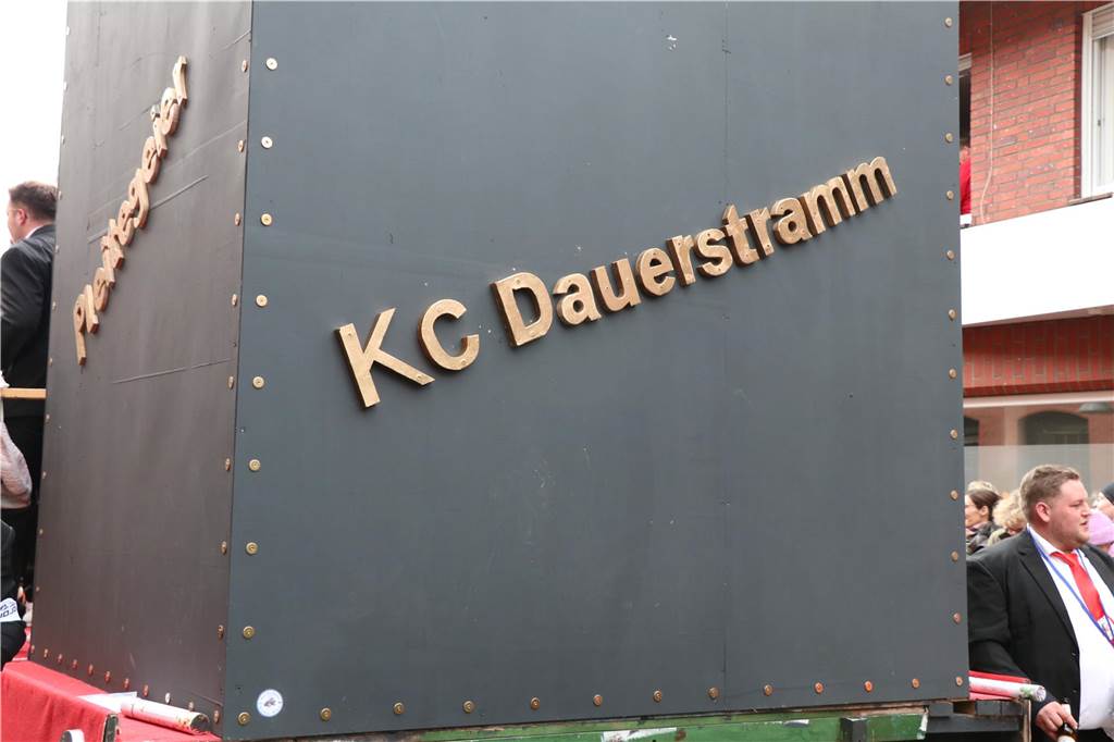Ottenstein im Ausnahmezustand: An Rosenmontag machten Teilnehmer und Besucher des Karnevalsumzugs das Dorf zu einem echten Tollhaus.