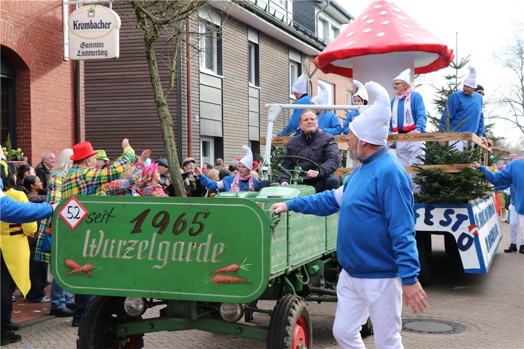 Ottenstein im Ausnahmezustand: An Rosenmontag machten Teilnehmer und Besucher des Karnevalsumzugs das Dorf zu einem echten Tollhaus.