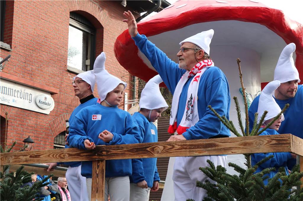 Ottenstein im Ausnahmezustand: An Rosenmontag machten Teilnehmer und Besucher des Karnevalsumzugs das Dorf zu einem echten Tollhaus.