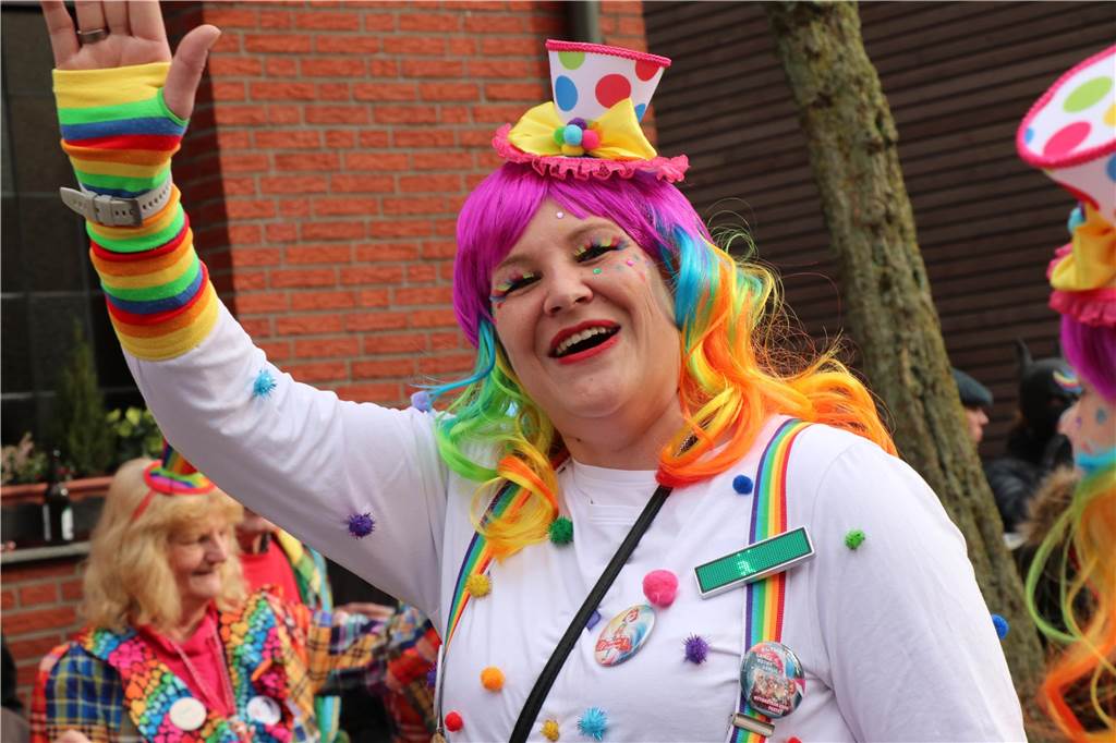 Ottenstein im Ausnahmezustand: An Rosenmontag machten Teilnehmer und Besucher des Karnevalsumzugs das Dorf zu einem echten Tollhaus.