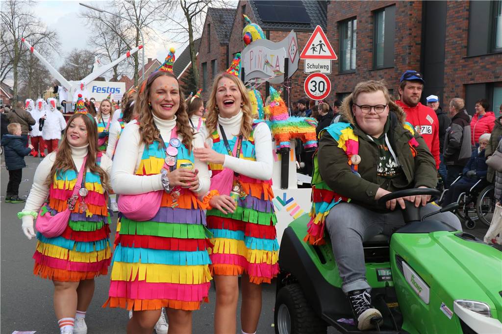 Ottenstein im Ausnahmezustand: An Rosenmontag machten Teilnehmer und Besucher des Karnevalsumzugs das Dorf zu einem echten Tollhaus.
