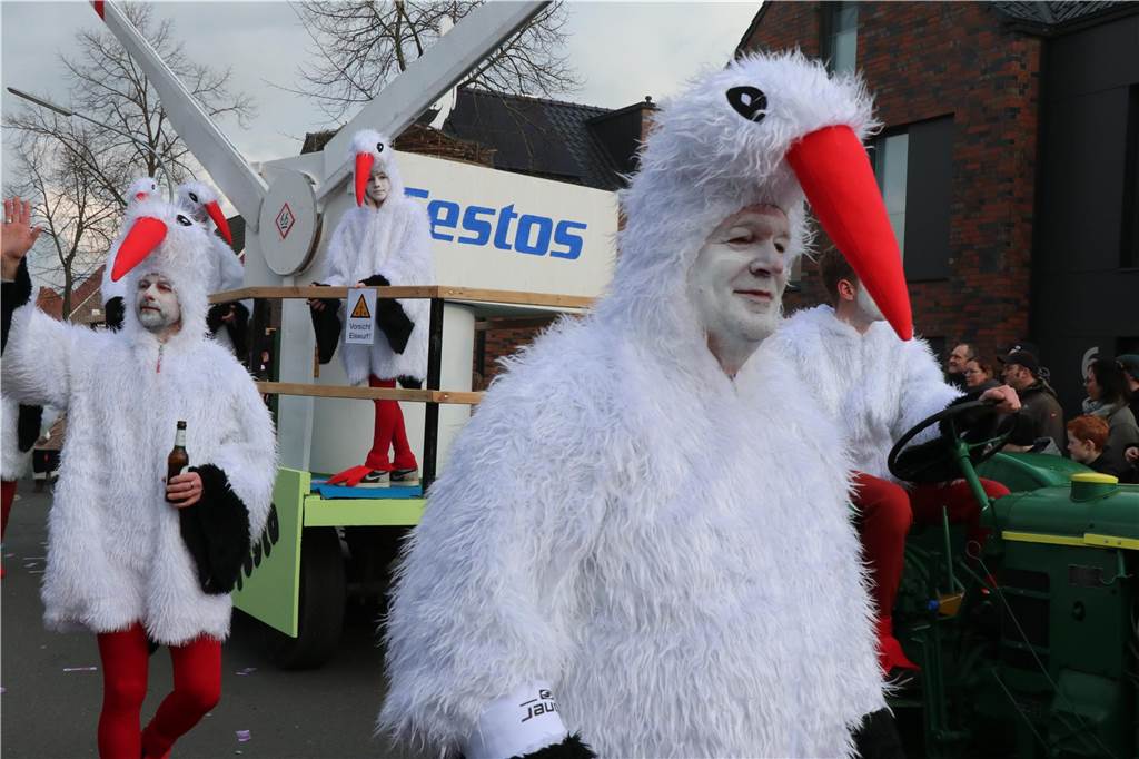 Ottenstein im Ausnahmezustand: An Rosenmontag machten Teilnehmer und Besucher des Karnevalsumzugs das Dorf zu einem echten Tollhaus.