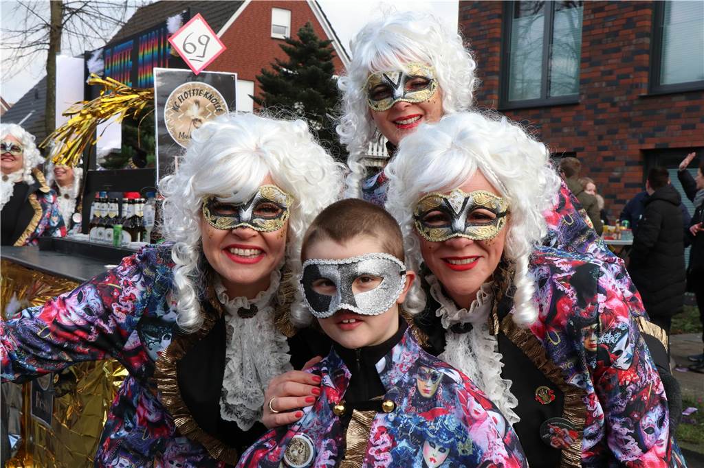 Ottenstein im Ausnahmezustand: An Rosenmontag machten Teilnehmer und Besucher des Karnevalsumzugs das Dorf zu einem echten Tollhaus.