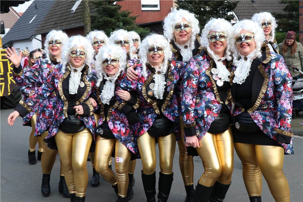 Ottenstein im Ausnahmezustand: An Rosenmontag machten Teilnehmer und Besucher des Karnevalsumzugs das Dorf zu einem echten Tollhaus.