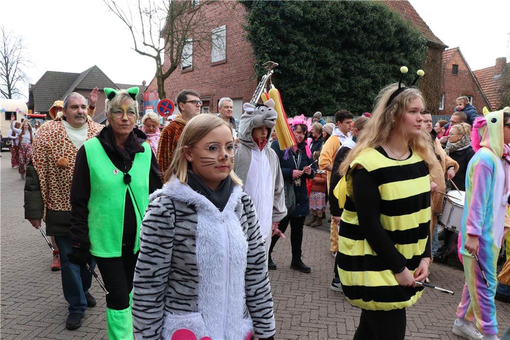 Ottenstein im Ausnahmezustand: An Rosenmontag machten Teilnehmer und Besucher des Karnevalsumzugs das Dorf zu einem echten Tollhaus.