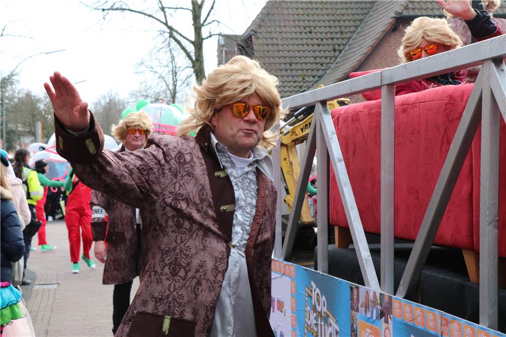 Ottenstein im Ausnahmezustand: An Rosenmontag machten Teilnehmer und Besucher des Karnevalsumzugs das Dorf zu einem echten Tollhaus.