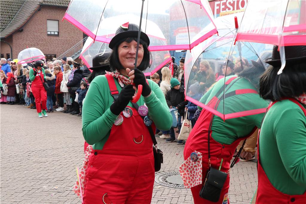 Ottenstein im Ausnahmezustand: An Rosenmontag machten Teilnehmer und Besucher des Karnevalsumzugs das Dorf zu einem echten Tollhaus.