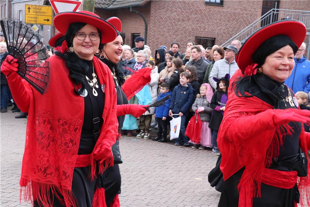 Ottenstein im Ausnahmezustand: An Rosenmontag machten Teilnehmer und Besucher des Karnevalsumzugs das Dorf zu einem echten Tollhaus.