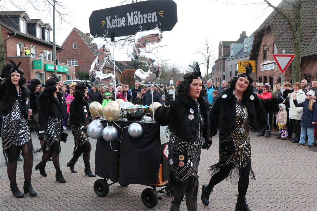 Ottenstein im Ausnahmezustand: An Rosenmontag machten Teilnehmer und Besucher des Karnevalsumzugs das Dorf zu einem echten Tollhaus.