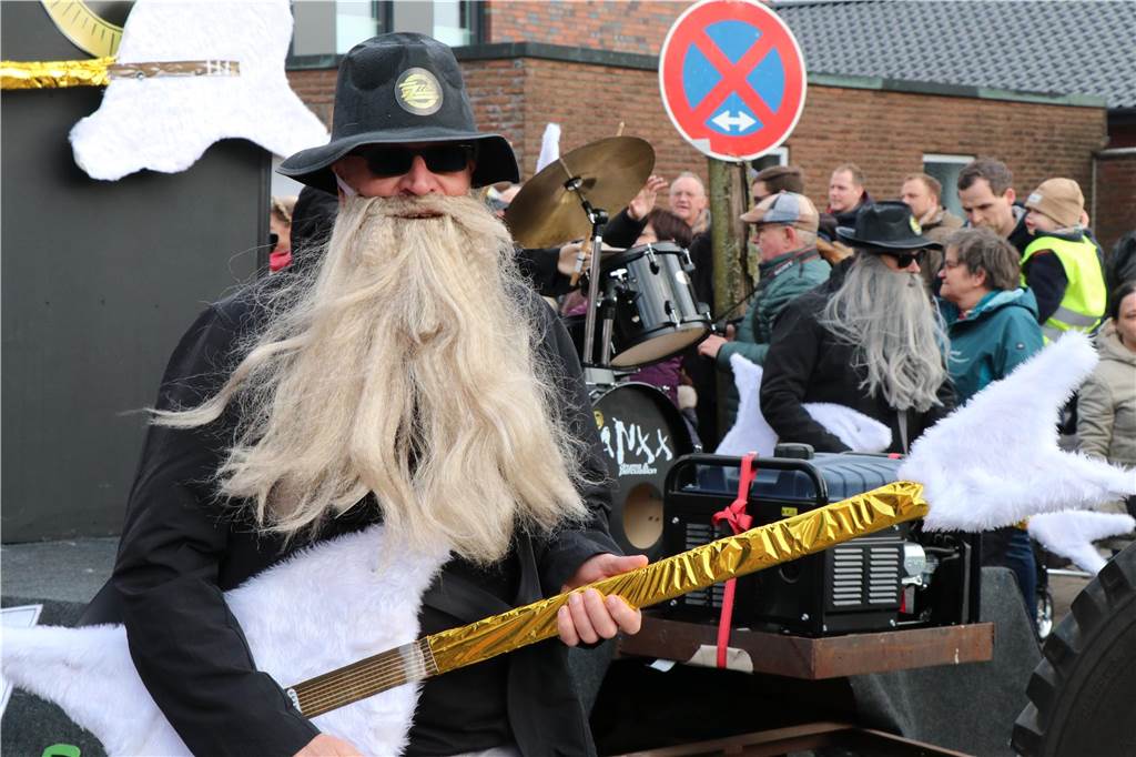 Ottenstein im Ausnahmezustand: An Rosenmontag machten Teilnehmer und Besucher des Karnevalsumzugs das Dorf zu einem echten Tollhaus.
