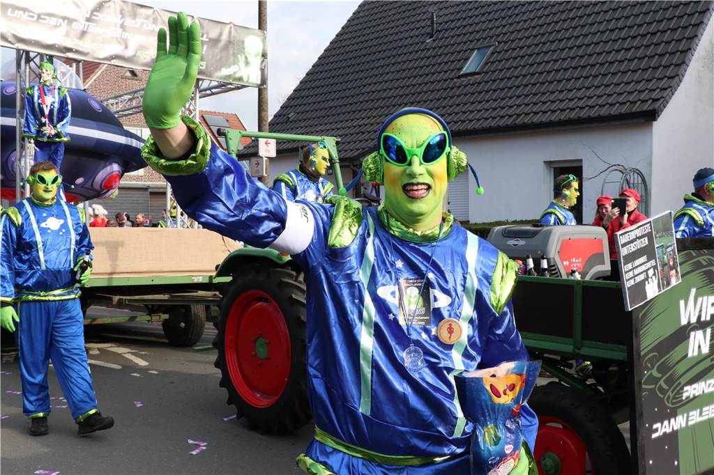 Ottenstein im Ausnahmezustand: An Rosenmontag machten Teilnehmer und Besucher des Karnevalsumzugs das Dorf zu einem echten Tollhaus.