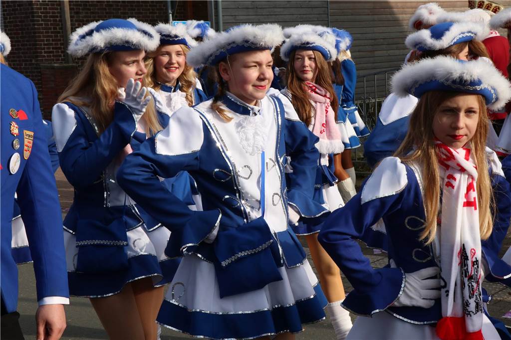 Ottenstein im Ausnahmezustand: An Rosenmontag machten Teilnehmer und Besucher des Karnevalsumzugs das Dorf zu einem echten Tollhaus.