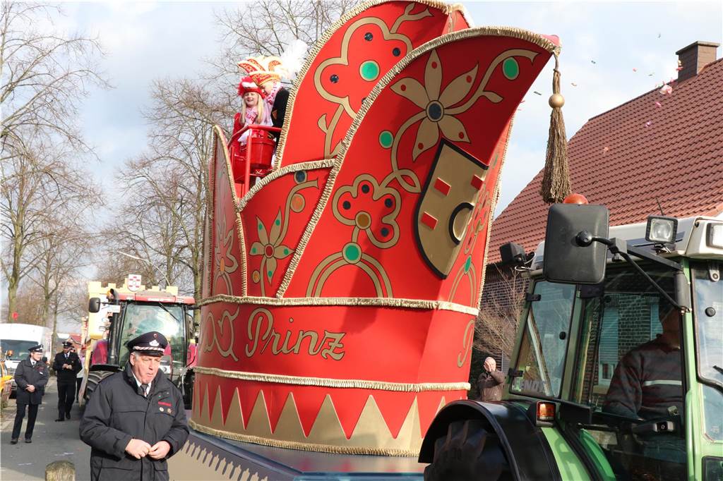 Ottenstein im Ausnahmezustand: An Rosenmontag machten Teilnehmer und Besucher des Karnevalsumzugs das Dorf zu einem echten Tollhaus.