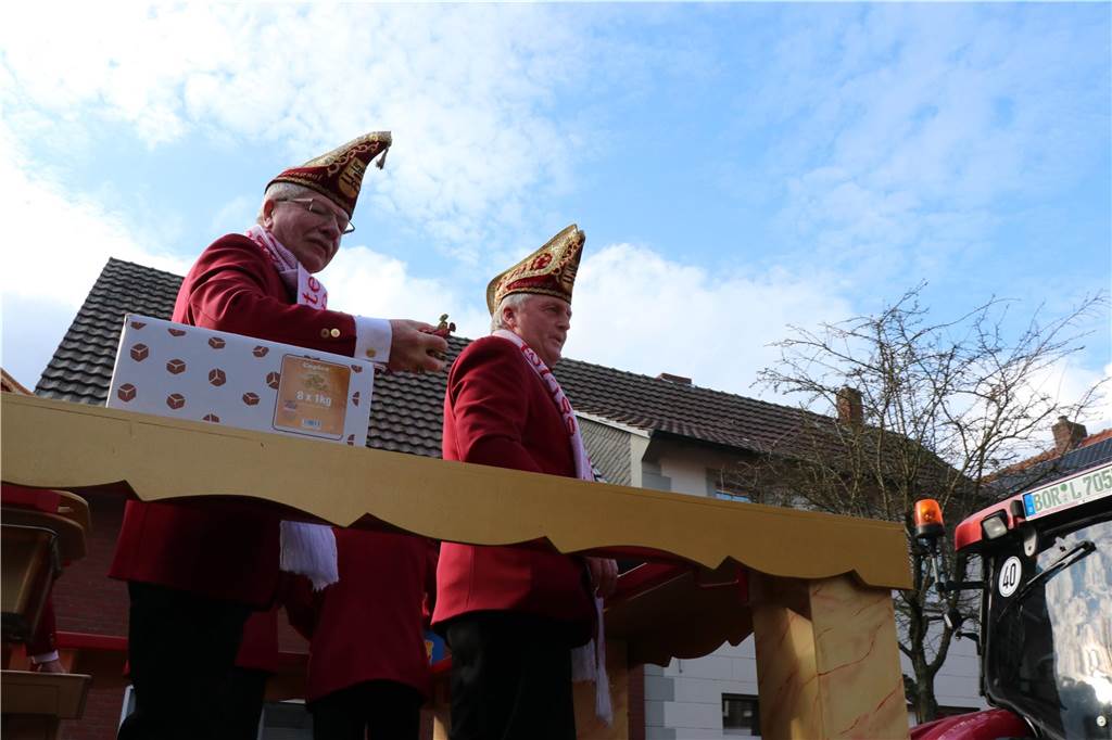 Ottenstein im Ausnahmezustand: An Rosenmontag machten Teilnehmer und Besucher des Karnevalsumzugs das Dorf zu einem echten Tollhaus.