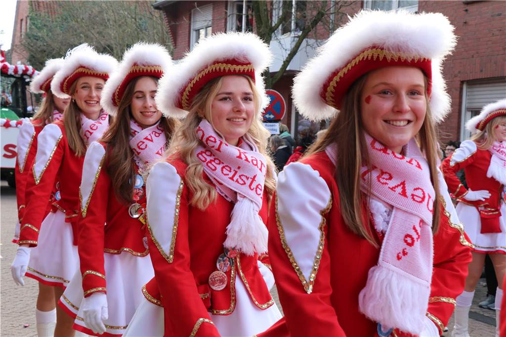 Ottenstein im Ausnahmezustand: An Rosenmontag machten Teilnehmer und Besucher des Karnevalsumzugs das Dorf zu einem echten Tollhaus.