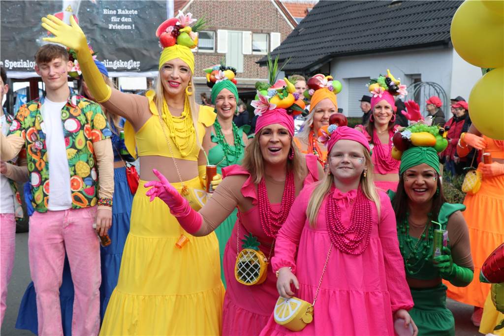 Ottenstein im Ausnahmezustand: An Rosenmontag machten Teilnehmer und Besucher des Karnevalsumzugs das Dorf zu einem echten Tollhaus.