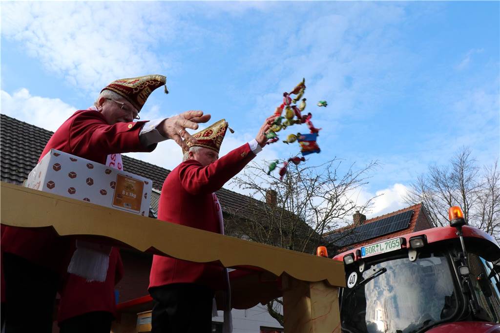 Ottenstein im Ausnahmezustand: An Rosenmontag machten Teilnehmer und Besucher des Karnevalsumzugs das Dorf zu einem echten Tollhaus.