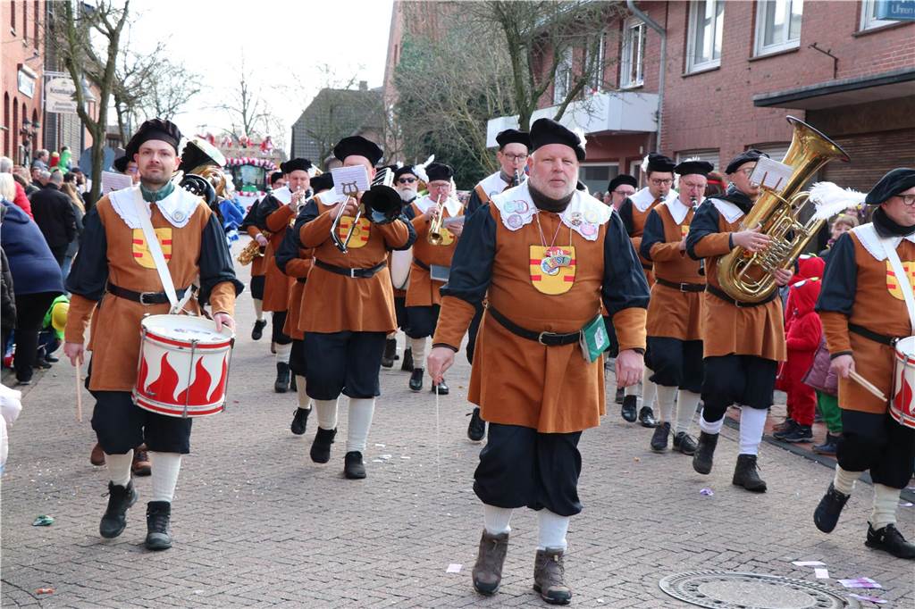 Ottenstein im Ausnahmezustand: An Rosenmontag machten Teilnehmer und Besucher des Karnevalsumzugs das Dorf zu einem echten Tollhaus.