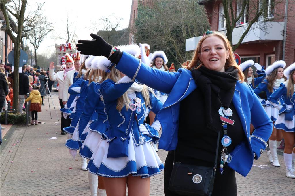 Ottenstein im Ausnahmezustand: An Rosenmontag machten Teilnehmer und Besucher des Karnevalsumzugs das Dorf zu einem echten Tollhaus.