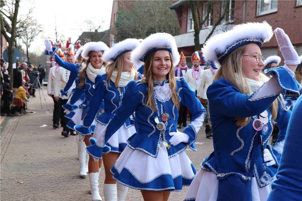 Ottenstein im Ausnahmezustand: An Rosenmontag machten Teilnehmer und Besucher des Karnevalsumzugs das Dorf zu einem echten Tollhaus.