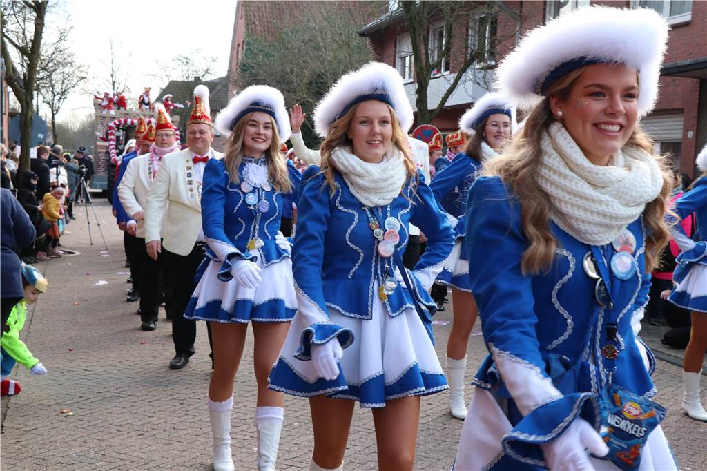 Ottenstein im Ausnahmezustand: An Rosenmontag machten Teilnehmer und Besucher des Karnevalsumzugs das Dorf zu einem echten Tollhaus.
