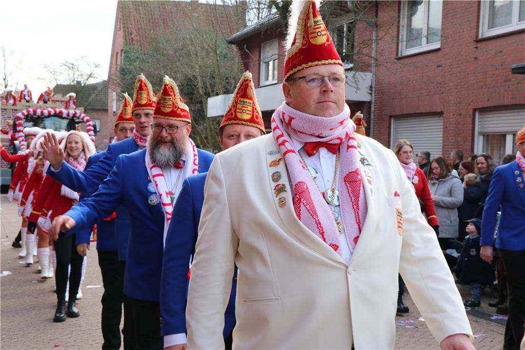 Ottenstein im Ausnahmezustand: An Rosenmontag machten Teilnehmer und Besucher des Karnevalsumzugs das Dorf zu einem echten Tollhaus.
