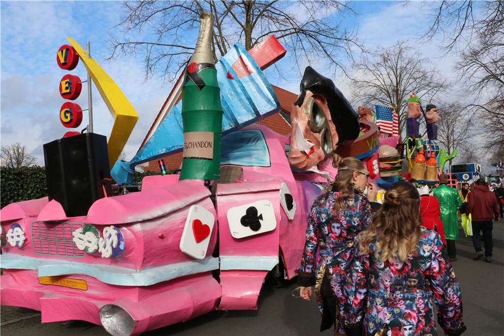 Ottenstein im Ausnahmezustand: An Rosenmontag machten Teilnehmer und Besucher des Karnevalsumzugs das Dorf zu einem echten Tollhaus.