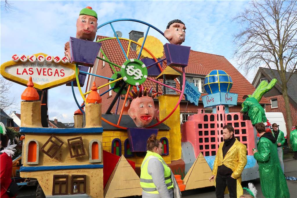 Ottenstein im Ausnahmezustand: An Rosenmontag machten Teilnehmer und Besucher des Karnevalsumzugs das Dorf zu einem echten Tollhaus.