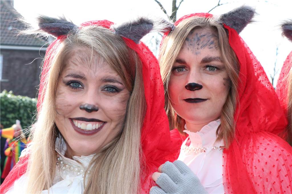 Ottenstein im Ausnahmezustand: An Rosenmontag machten Teilnehmer und Besucher des Karnevalsumzugs das Dorf zu einem echten Tollhaus.