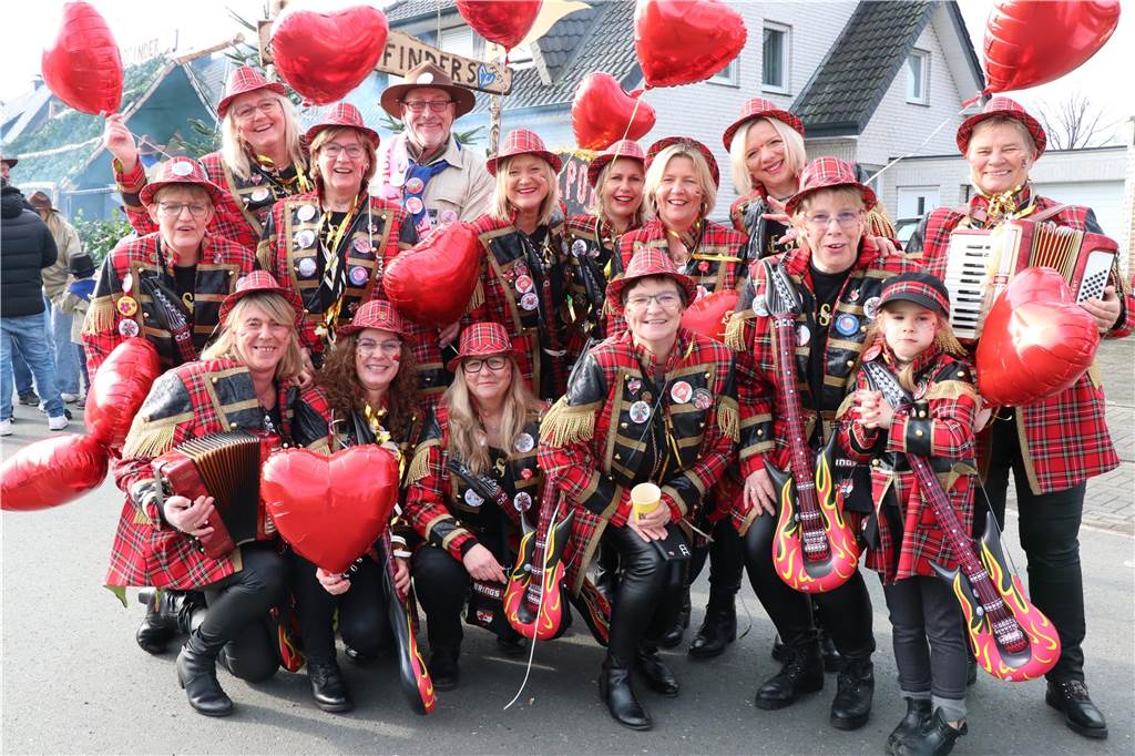 Ottenstein im Ausnahmezustand: An Rosenmontag machten Teilnehmer und Besucher des Karnevalsumzugs das Dorf zu einem echten Tollhaus.