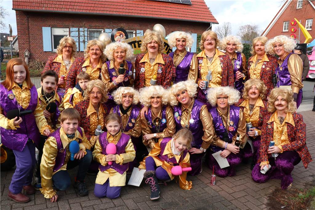 Ottenstein im Ausnahmezustand: An Rosenmontag machten Teilnehmer und Besucher des Karnevalsumzugs das Dorf zu einem echten Tollhaus.