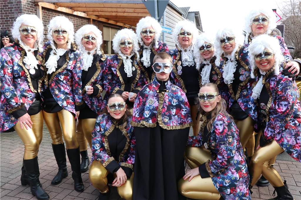 Ottenstein im Ausnahmezustand: An Rosenmontag machten Teilnehmer und Besucher des Karnevalsumzugs das Dorf zu einem echten Tollhaus.