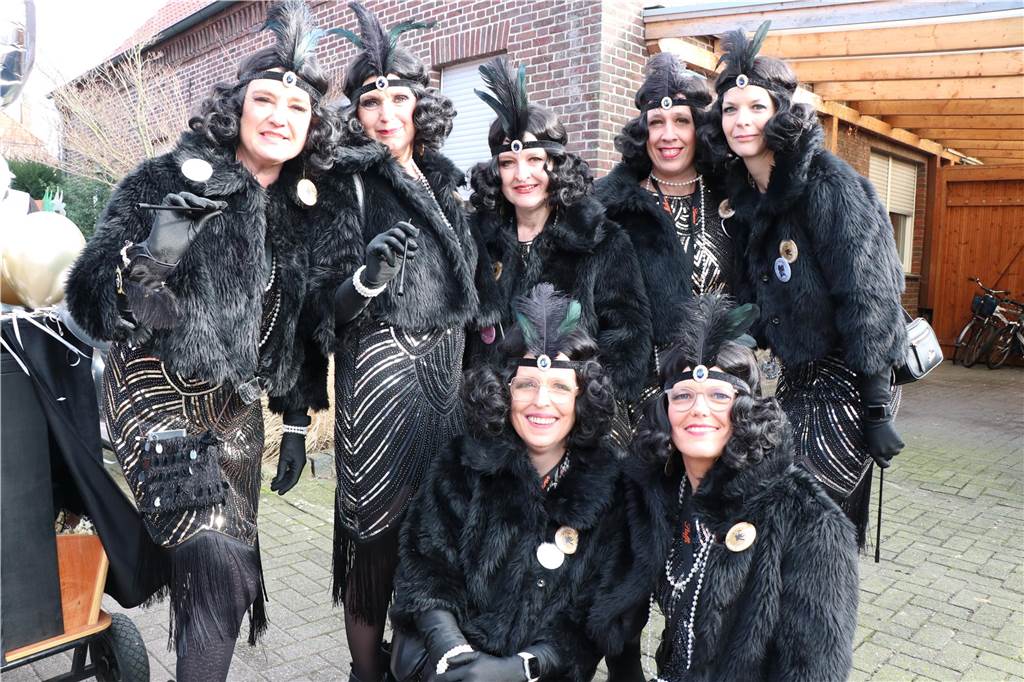 Ottenstein im Ausnahmezustand: An Rosenmontag machten Teilnehmer und Besucher des Karnevalsumzugs das Dorf zu einem echten Tollhaus.