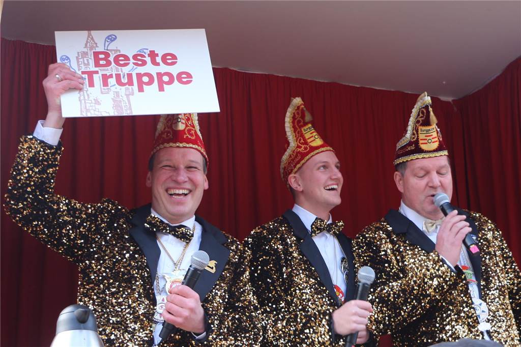 Ottenstein im Ausnahmezustand: An Rosenmontag machten Teilnehmer und Besucher des Karnevalsumzugs das Dorf zu einem echten Tollhaus.