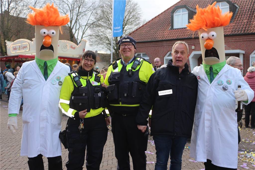 Ottenstein im Ausnahmezustand: An Rosenmontag machten Teilnehmer und Besucher des Karnevalsumzugs das Dorf zu einem echten Tollhaus.