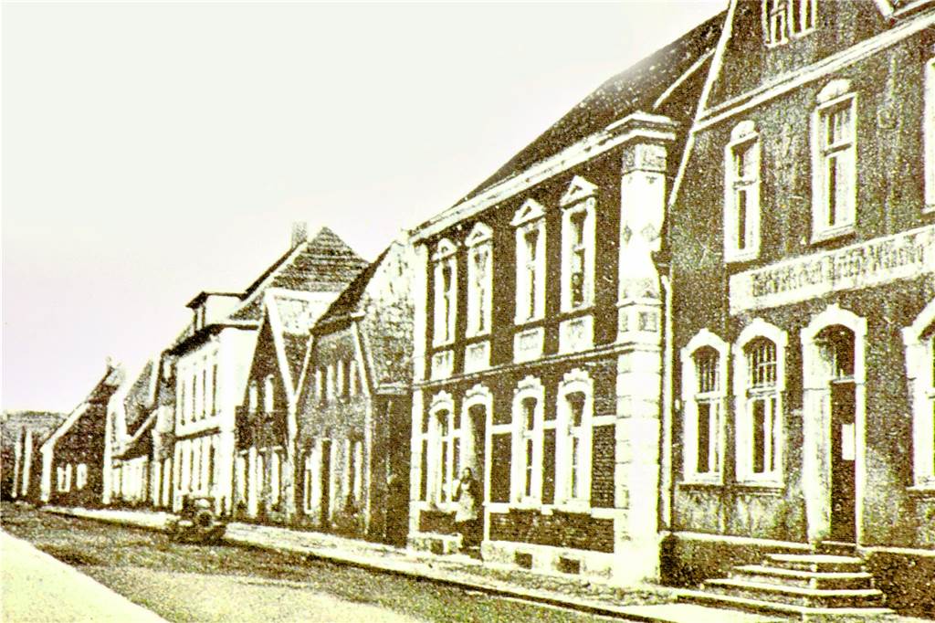Heinrich Wullhorsts Tagebuch: Weihnachten 1922 ging Ottenstein ans Netz Ottenstein Wiegbold, Blick aus Höhe Gaststätte Lammerding in Richtung St. Georgkirche. Das Bild muss vor 1922 entstanden sein: An den Gebäuden sind noch keine Stromleitungen zu erkennen.